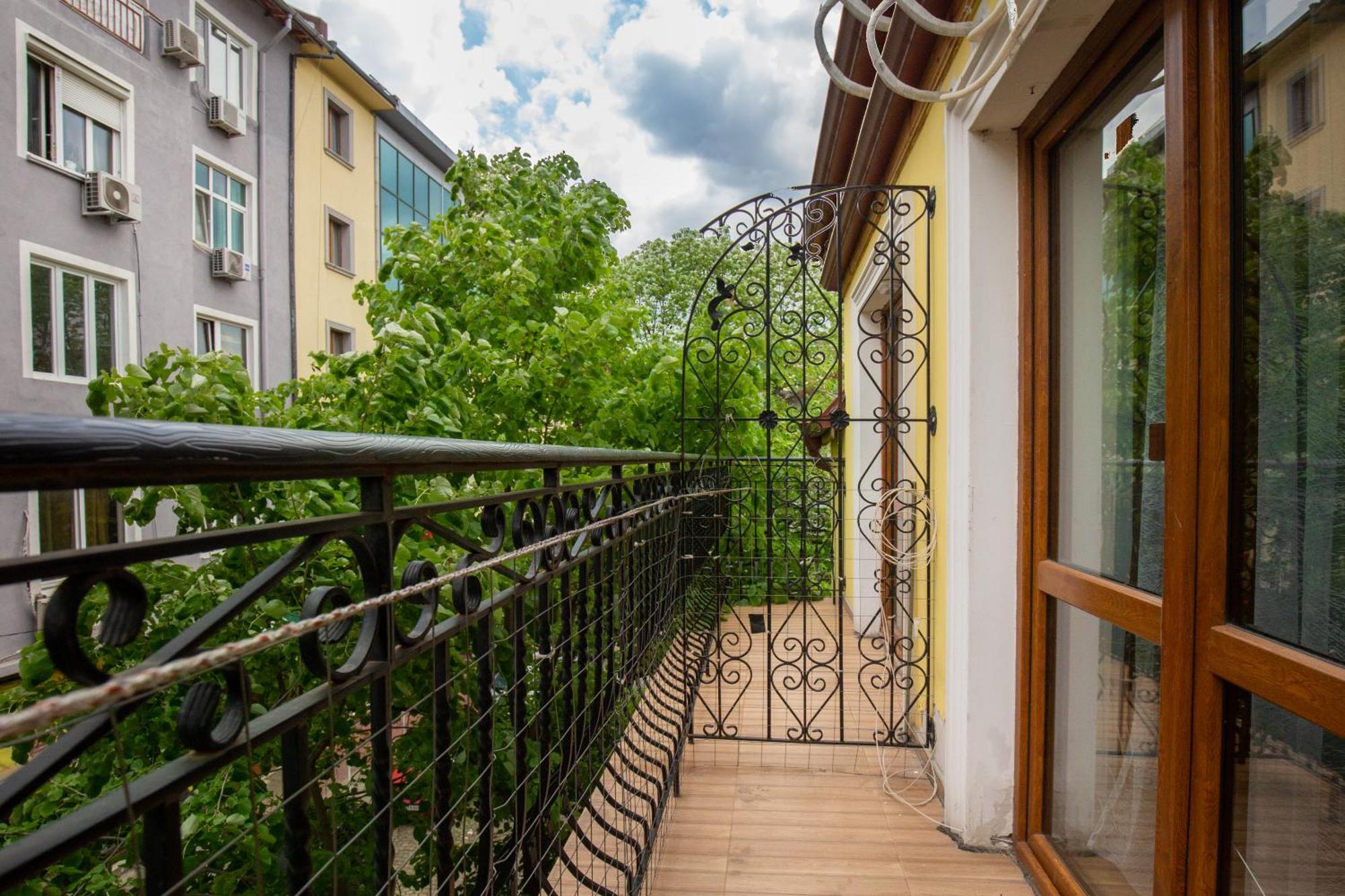 En-Suite Rooms: Novа Guesthouse In Sofia Center エクステリア 写真